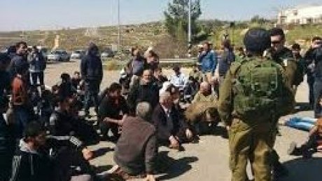 الاحتلال يحتجز عشرات المواطنين الفلسطينيين ويعتدي عليهم بالضرب في سنجل شمال رام الله