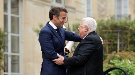 ماذا كتب ماكرون إلى عباس حول "الاعتراف الكامل بدولة فلسطين"؟