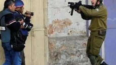 الاحتلال يعتدي على صحفيين ويتسبب في اندلاع حريق في رافات شمال القدس