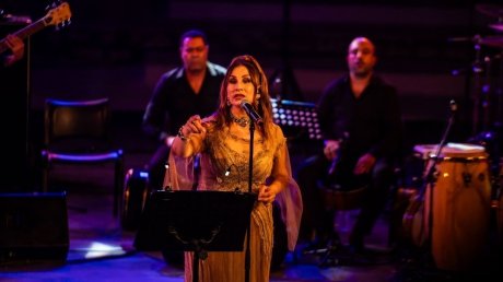 نبيهة كراولي تغني للمرأة وتحيي فلسطين في اختتام الدورة 59 لمهرجان الحمامات الدولي