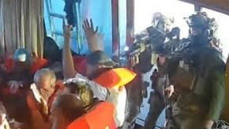نقل المشاركين في اسطول الصمود المحتجزين الى سجن كتسيعوت بصحراء النقب بعد 24 ساعة من الاستنطاقات.
