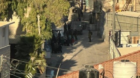 الاحتلال يحتجز عشرات المواطنين الفلسطينيين ويعتدي عليهم بالضرب في مخيم العروب شمال الخليل