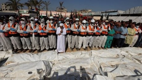 غزة تدفن جثامين أسرى فلسطينيين تعرضوا لتعذيب وانتهاكات جسيمة