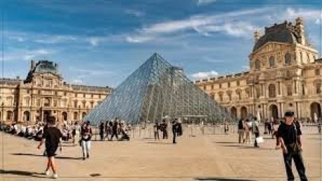 متحف اللوفر يعيد فتح أبوابه بعد عملية سرقة ضخمة بقيمة 88 مليون يورو