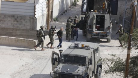 الاحتلال يعتقل سبعة مواطنين فلسطينيين من رام الله والبيرة بينهم قاصرون وأسير محرر