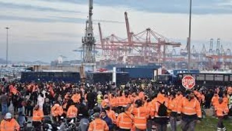 رئيس نقابة عمال الموانئ ENEDEP اليونانية تحت الملاحقة القضائية للتعبئة التي منعت نقل المعدات العسكرية المستخدمة في المذبحة في غزة