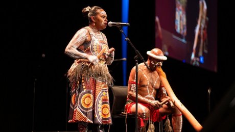 المؤتمر الرابع للاتحاد الدولي للصناعات : افتتاح الموسيقى والترحاب والتضامن