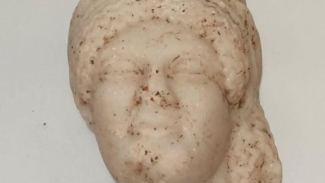 خلال حفريات بموقع قرطاج : اكتشاف قناع من مرمر فريد من نوعه