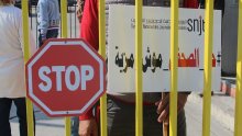 وقفة احتجاجية لصحفيين أمام مقر التلفزة التونسية‬